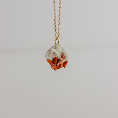 Colar com pendente branco com borboletas em vários tons e corrente dourada