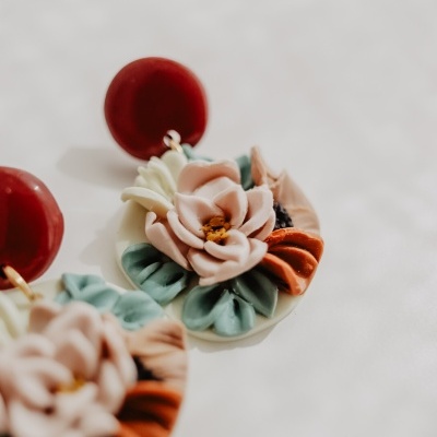 Brincos redondos com flor colorida texturada