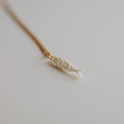 Colar com pendente peixe branco em fundo branco