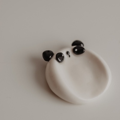 Pequeno prato branco com detalhe de panda em preto