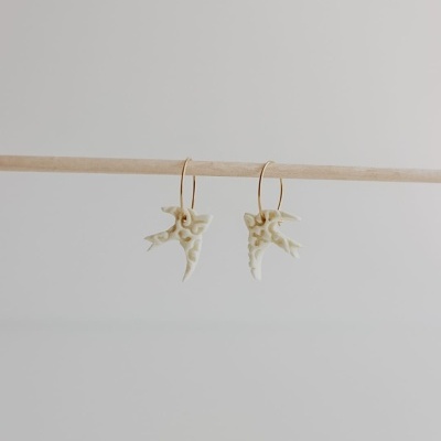 Brincos pendentes em forma de pássaros brancos com argolas douradas