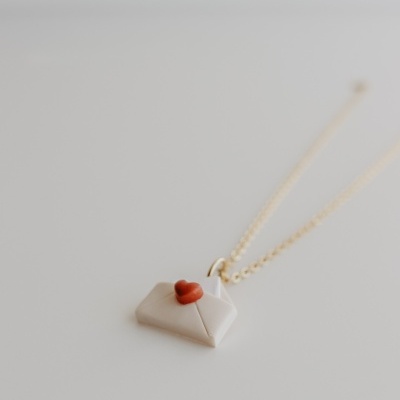 Colar com pendente de envelope branco e coração vermelho