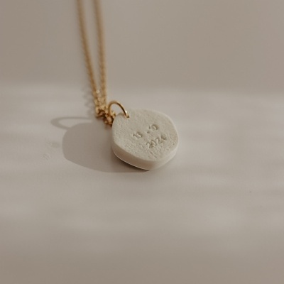 Colar com pendente branco redondo e corrente dourada