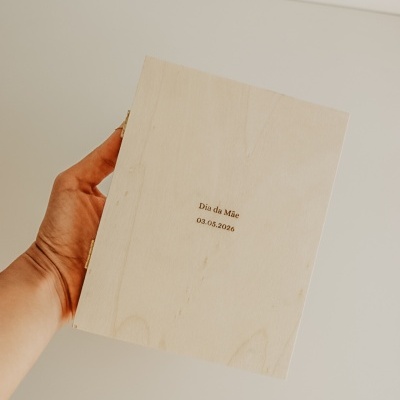 Caixa de madeira clara com gravação Dia da Mãe 03.05.2026
