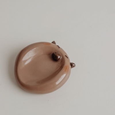 Prato de cerâmica castanho em forma de rosto de urso com nariz e orelhas salientes