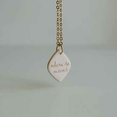 Colar com pendente branco e gravação adoro-te mamã
