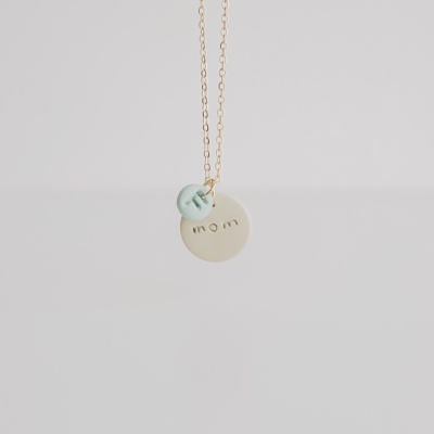 Colar com dois pingentes em fundo cinza claro