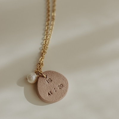 Colar dourado com pendente rosa claro e pérola branca