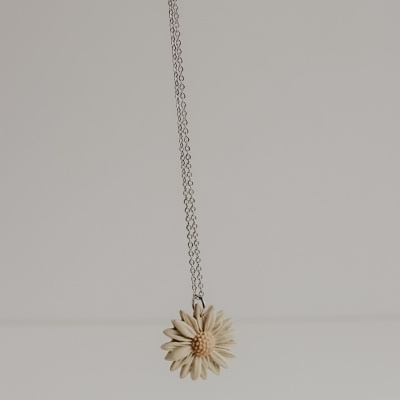 Colar com pendente em forma de flor creme com corrente metálica fina