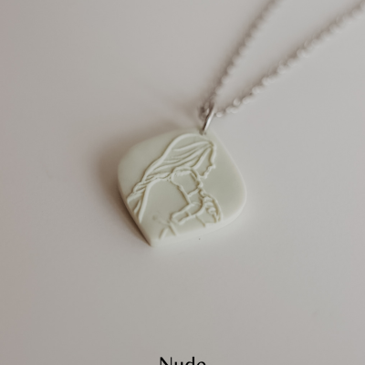 Colar com pendente branco com relevo de mulher a orar em fundo claro