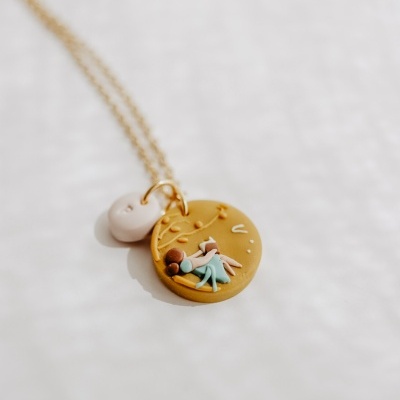 colar com pendente redondo amarelo ocre e pendente branco em forma de gota