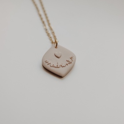 Colar pendente losango bege com palavra madrinha e coração em relevo