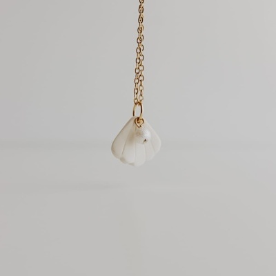 Colar com pendente de concha branca e corrente dourada