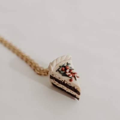 Colar com pendente em forma de fatia de bolo decorada