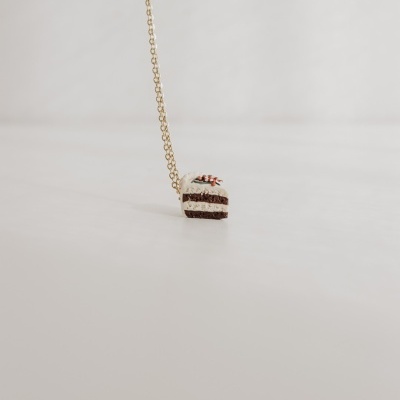 Colar com pendente de fatia de bolo em dois tons branco e castanho