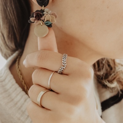 Brinco pendente com flores de tecido e disco redondo perolado