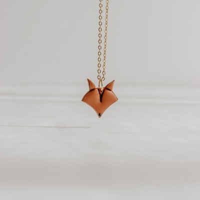 Colar com pendente de cabeça de raposa castanho em corrente dourada