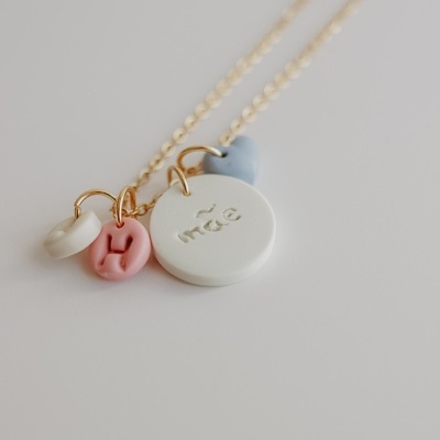 Colar com pendentes coloridos e a palavra 'madé' gravada