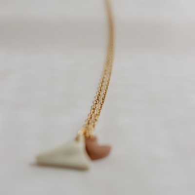 Colar dourado com pendentes triangulares creme e castanho