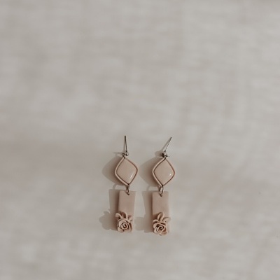 Brincos pendentes metálicos e bege com detalhe em forma de rosa