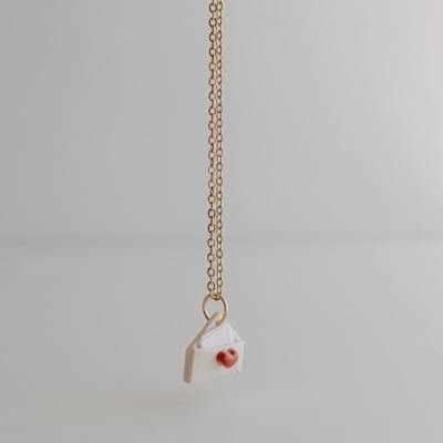 Colar com pendente envelope branco e coração vermelho