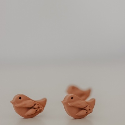 Três figuras decorativas de pássaros em cerâmica castanha