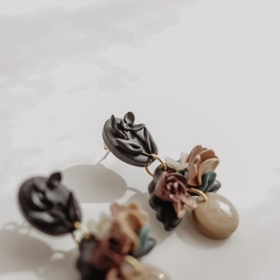 Brincos coloridos com flores e pendente redondo