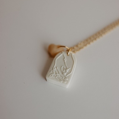 Colar com pendente branco e corrente dourada