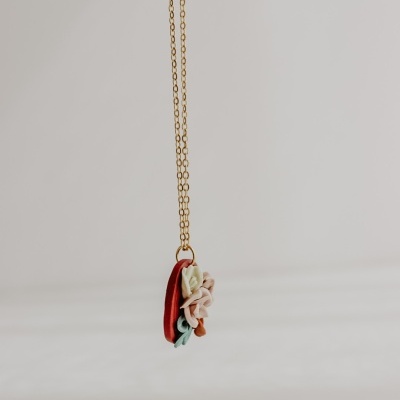 Colar com pendente colorido em corrente dourada