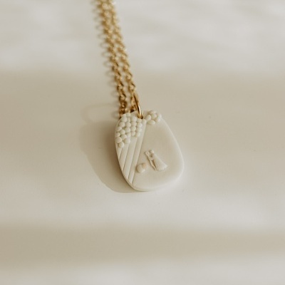 Colar com pendente oval branco e corrente dourada