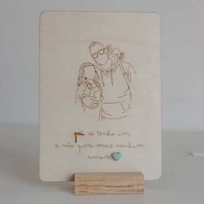 Placa em madeira clara com desenho gravado a laser e texto sentimental em português