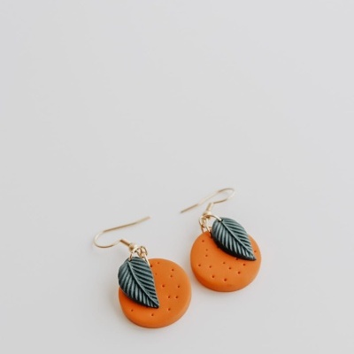 Brincos redondos laranja com folha verde e gancho dourado