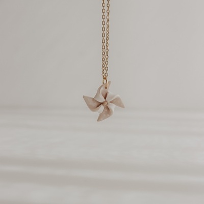 Colar dourado com pendente em forma de flor bege