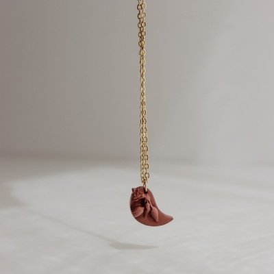 Colar dourado com pendente castanho irregular