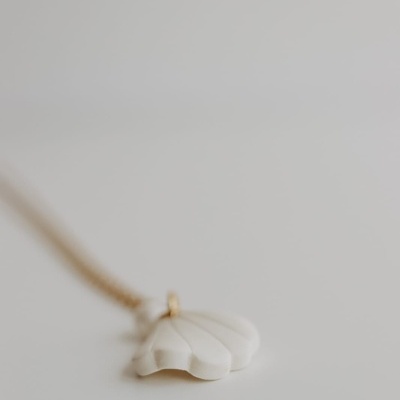 Colar com pendente em forma de concha branca