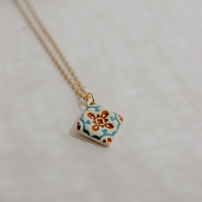 Colar com pendente quadrado em cerâmica com padrão floral e corrente dourada