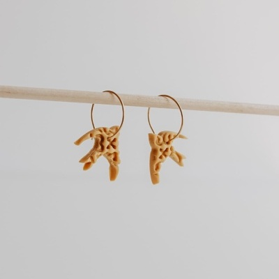 Brincos amarelos, pendurados, forma irregular texturizada