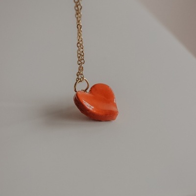 Colar com pendente em forma de coração vermelho