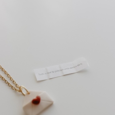 Colar com pendente de envelope branco e coração vermelho com papel com texto