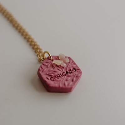 Colar com pendente hexagonal rosa texturizado e corrente dourada