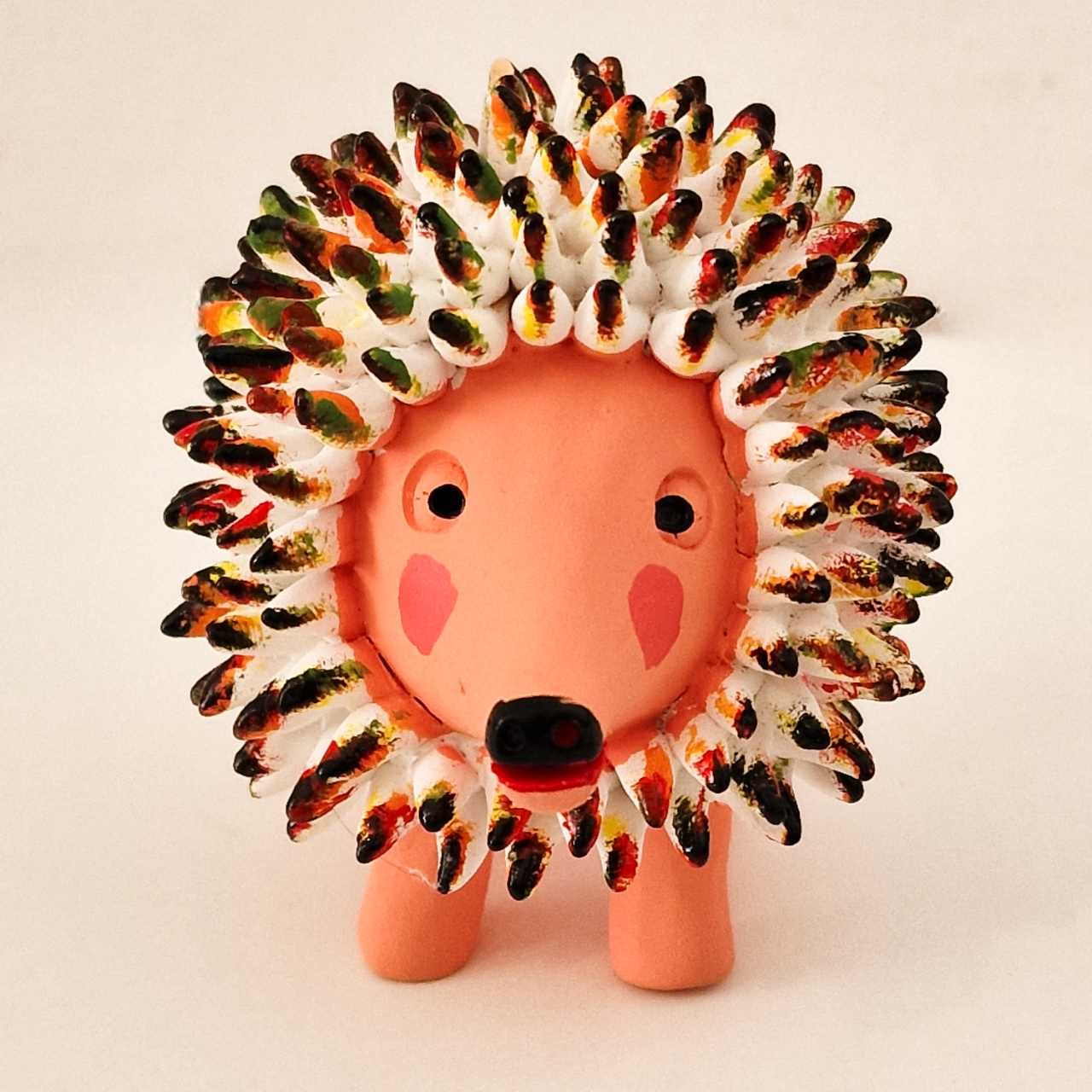 Ouriço Médio Escultura em cerâmica de ouriço colorido com espinhos texturizados.