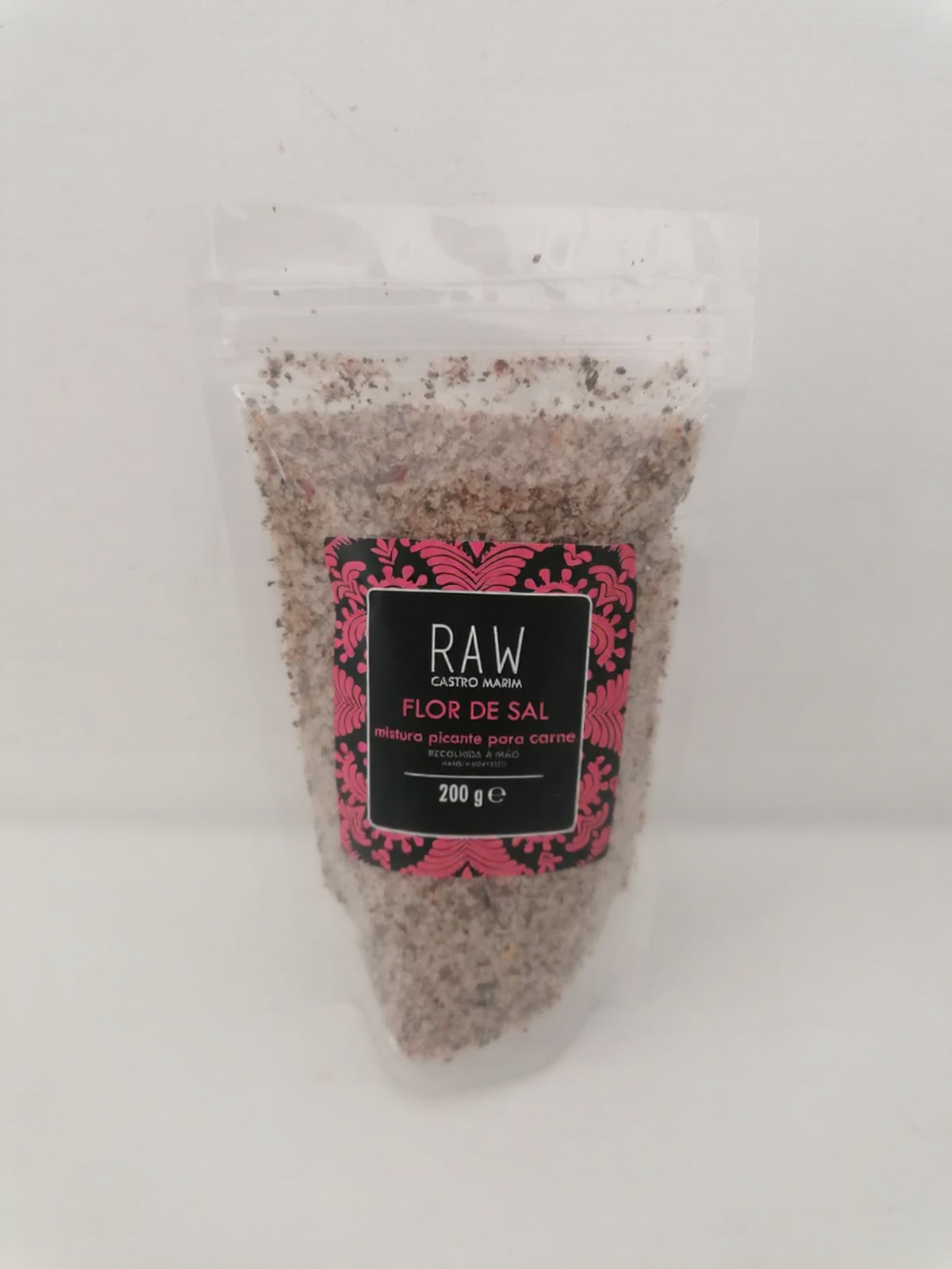 Flor de Sal - Mistura picante para carne Flor de sal picante para carne em embalagem plástica transparente com etiqueta preta e rosa