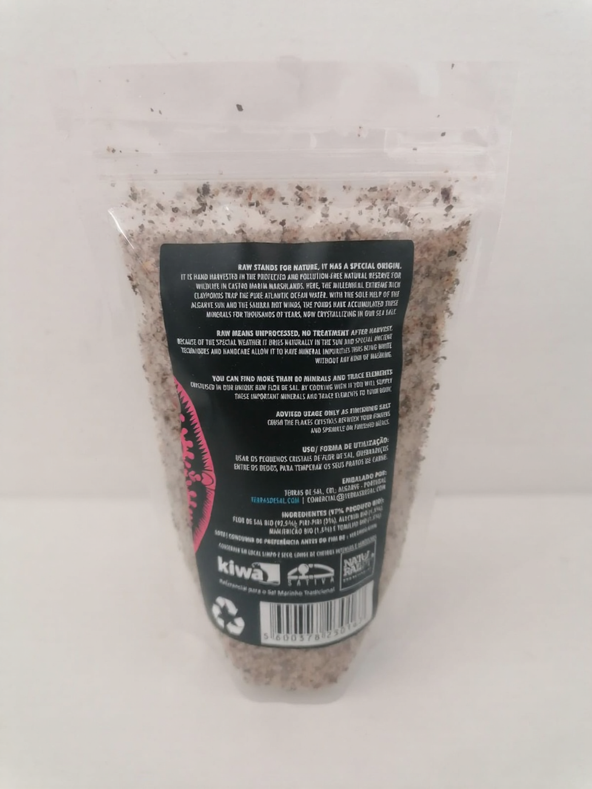 Flor de Sal - Mistura picante para carne Embalagem de sal rosa cristalizado com etiqueta preta e texto informativo