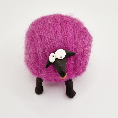 Ovelha decorativa cor de rosa em lã feltrada com rosto e pernas pretas