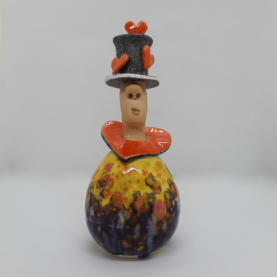 Boneco de cerâmica decorativo com chapéu e gola coloridos