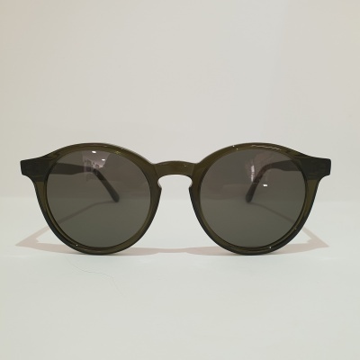 Óculos de sol redondos castanho escuro com lentes escuras