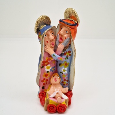 Figuras decorativas em cerâmica de três pessoas coloridas com detalhes florais