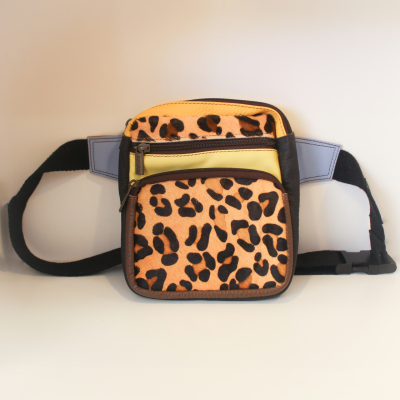 Bolsa com padrão de pele de leopardo e alça preta