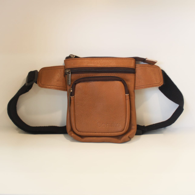 Bolsa tipo pochete em couro castanho com fechos de correr metálicos e alça preta