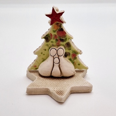 Figura decorativa natalícia em cerâmica com árvore de Natal e três pombas.